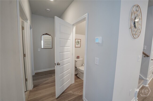 Building Photo - 109 Binscombe Ln