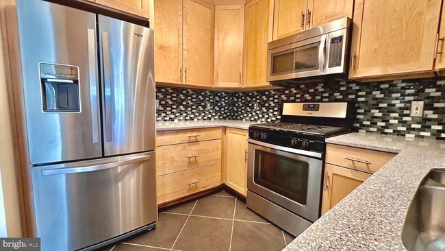 Building Photo - 7011 Falls Reach Dr