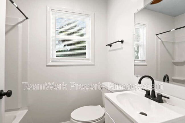 Building Photo - 3006 Azalea Dr