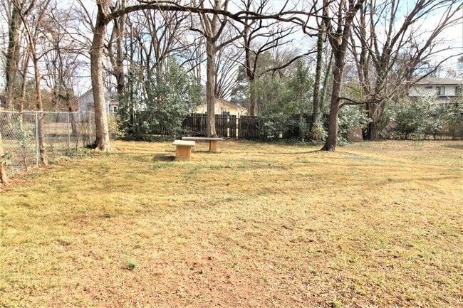 Building Photo - Move-In Ready Ranch Minutes from Plaza Midwood, NoDa & Uptown