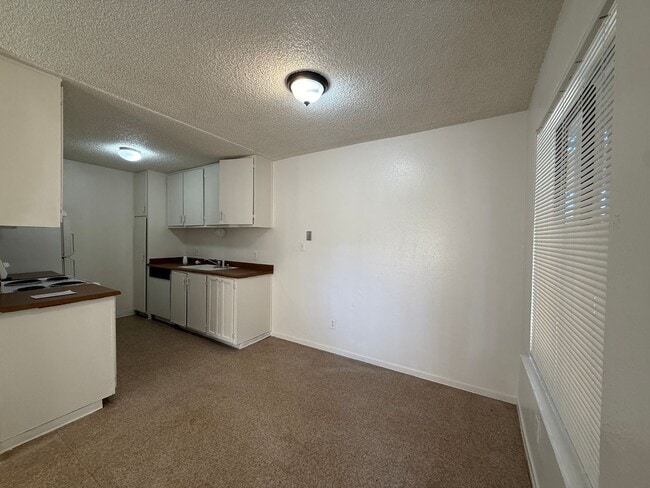 Building Photo - Downstairs 2 bedroom, 1 bathroom condo loc...