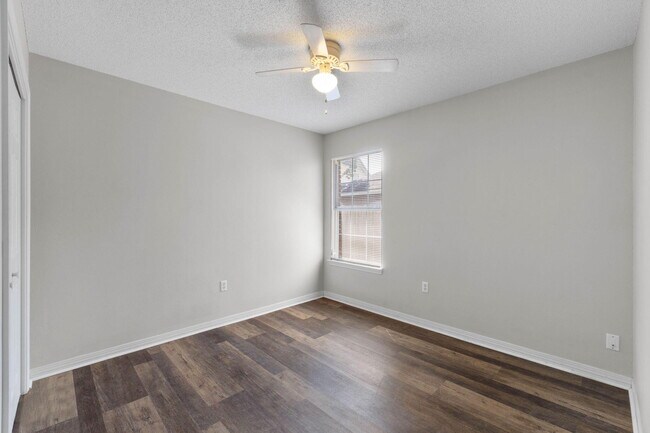 Building Photo - 504 Easy St