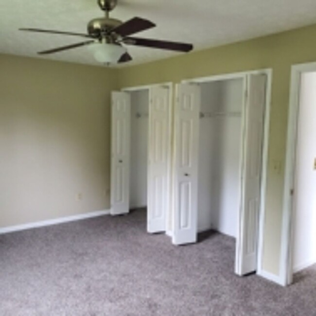 Building Photo - 2/3 Bed Room 1 ½ Townhouse for rent.