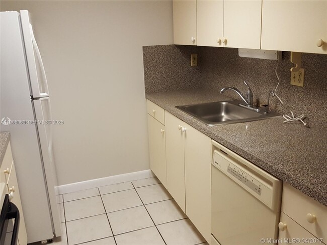 Building Photo - 14601 N Kendall Dr