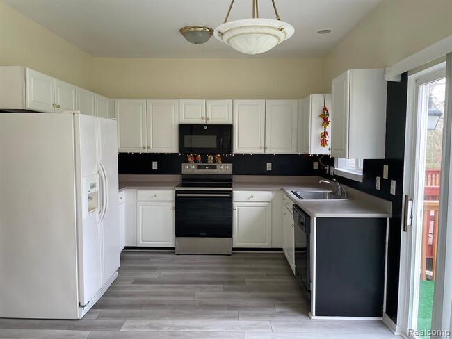 Building Photo - 38463 Saratoga Cir