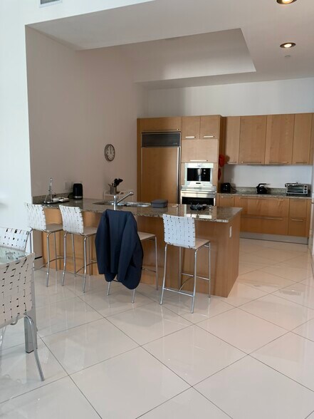 Building Photo - 15811 Collins Ave