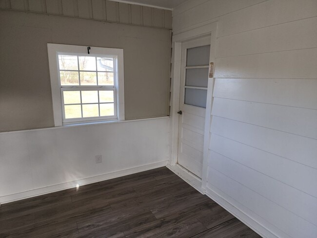 Building Photo - 3 bed 2 bath Rental
