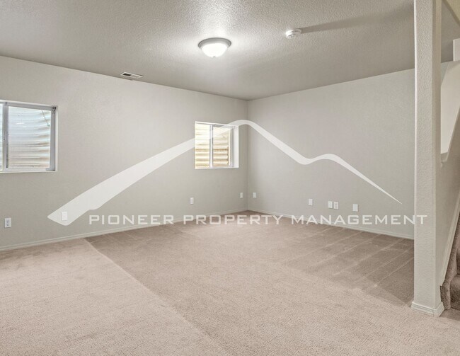 Building Photo - Beautiful 4-bedroom, 3.5-bath home with oversized 2 car garage, AC and enclosed back yard