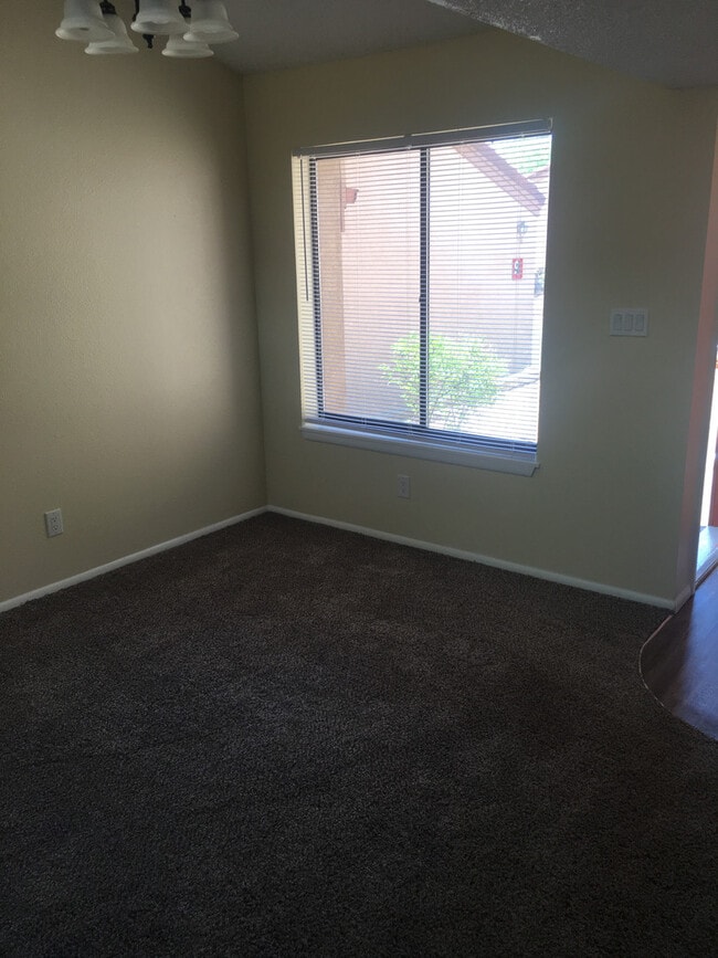 Building Photo - 2 Bedroom Condo in Country Club Villas Com...