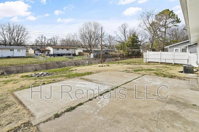 Building Photo - 650 Sherwood Dr