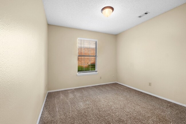 Building Photo - 3 Bedroom 2 Bath Duplex with Garage