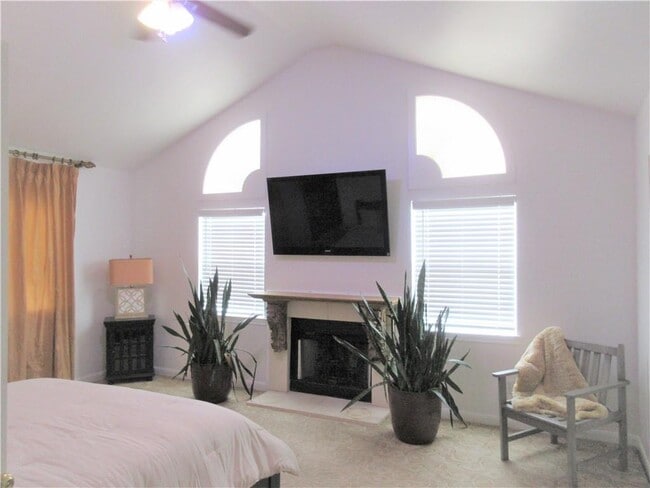 Building Photo - 1702 Newning Ave