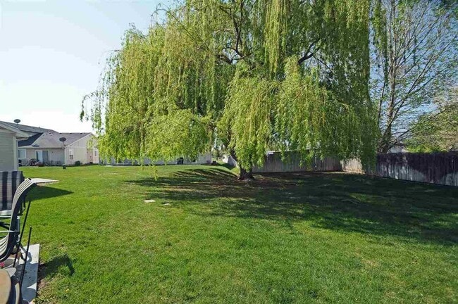 Building Photo - Adorable 2 bed 2 bath Town Home in a quiet...