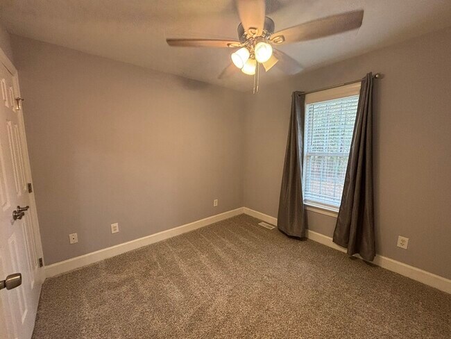 Building Photo - 20 Hollyfield Ln