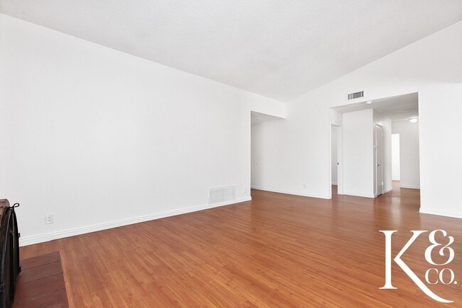 Building Photo - 559 W Avenida De Las Flores