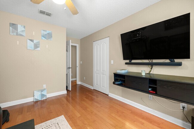 Building Photo - 705 Mainsail Dr