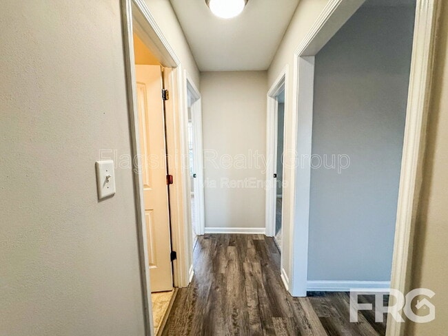 Building Photo - 200 Willow Pond Dr