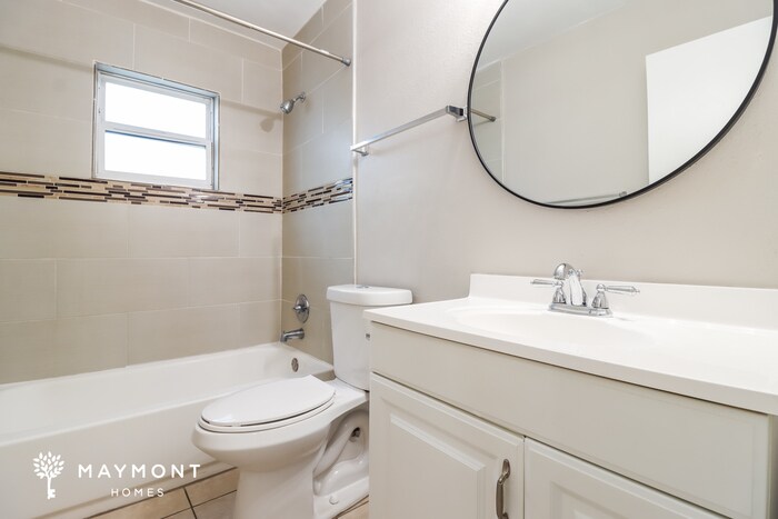 Building Photo - 779 Lynndale St N