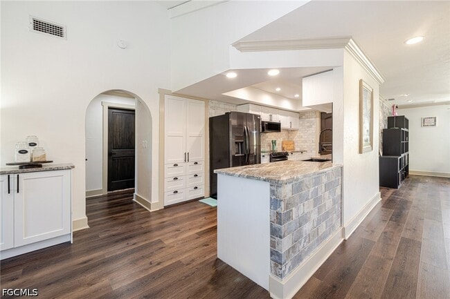 Building Photo - 2507 Lakeview Dr