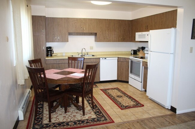 Building Photo - Furnished Month to Month Corporate Short Term Extended Stay Apartment