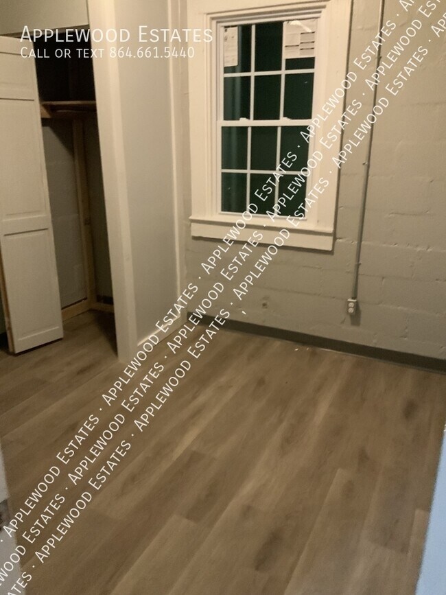 Building Photo - 131 E Main St