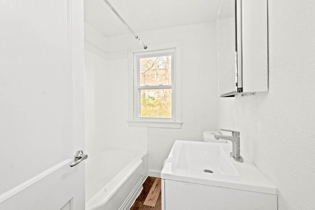 Building Photo - AVAILABLE JULY 1ST! ABSOLUTELY GORGEOUS & RENOVATED 2 bedroom in CASTLE SHANNON!