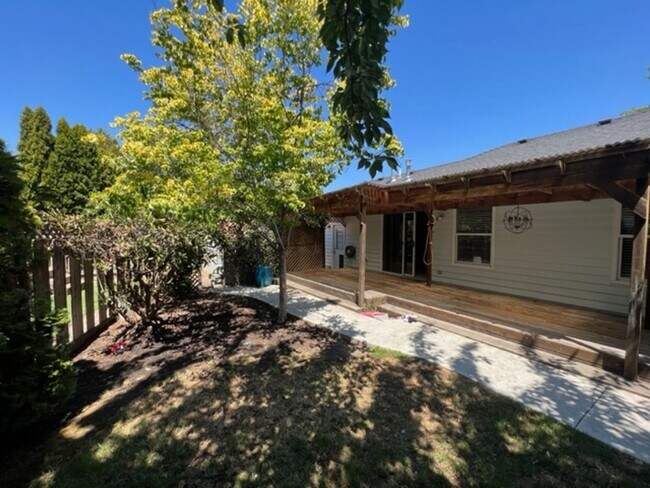 Building Photo - SINGLE LEVEL HOME W/ MANICURED YARD WITH  ...