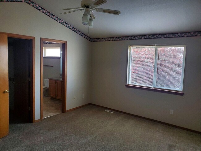 Building Photo - **PENDING APP**Beautiful 3 Bed 2.5 Bath in Lacey