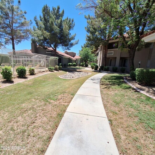 Building Photo - Charming 1 Bed 1 Bath Lower Level condo ++...