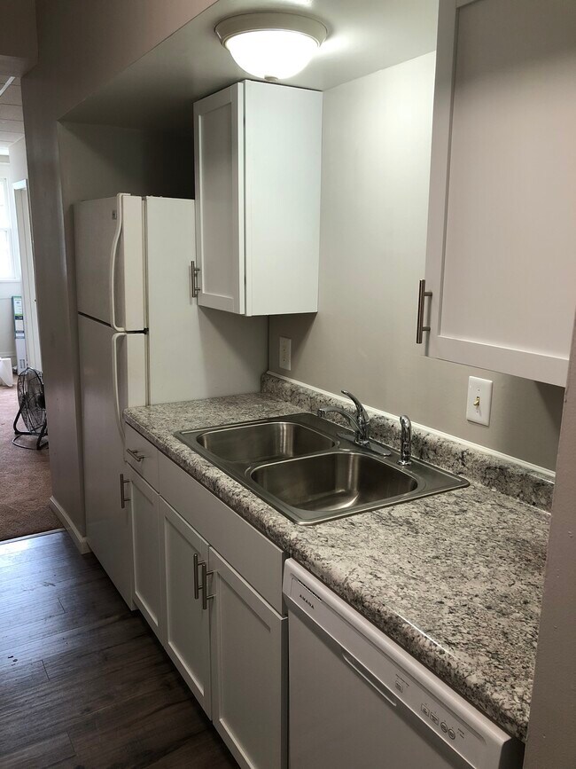 Kitchen - 517 Iowa Ave