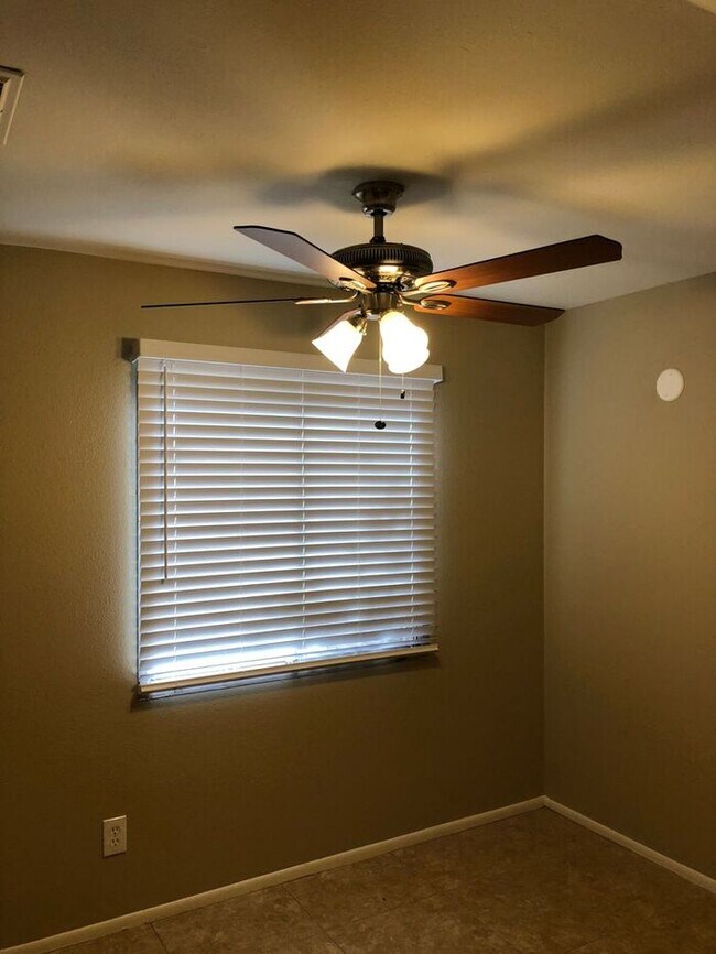 Building Photo - COMING SOON! Spacious 3 Bed 1 Bath Home in...
