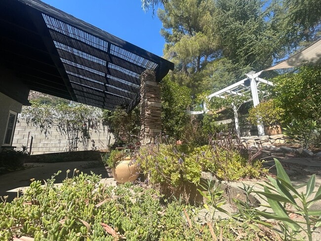 Building Photo - Charming 1951 Tujunga Home – Hillside Hide...