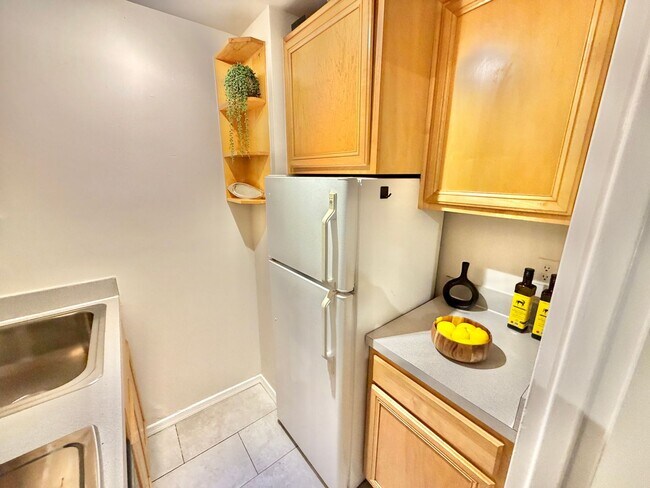 Building Photo - FREE RENT!  Unique Studio in Foggy Bottom with Solarium Near GW University and Hospital. An Excep...