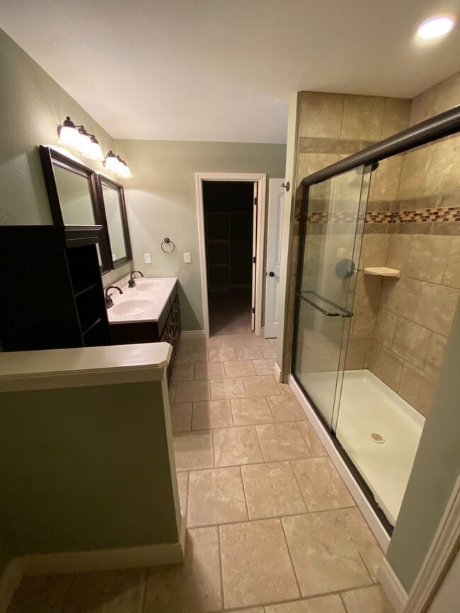 Building Photo - Mountain Views, Modern Touches – 5 Bed Bea...