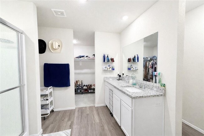 Building Photo - 208 W Laurel Ave