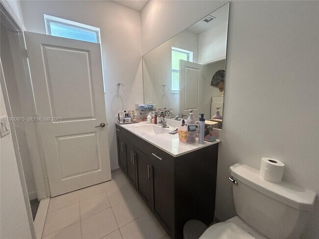 Building Photo - 1685 SE 27th Rd