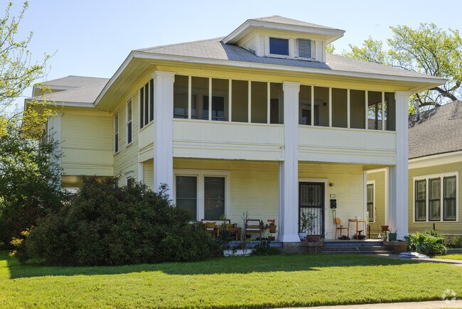 Building Photo - 738 Woodlawn Ave
