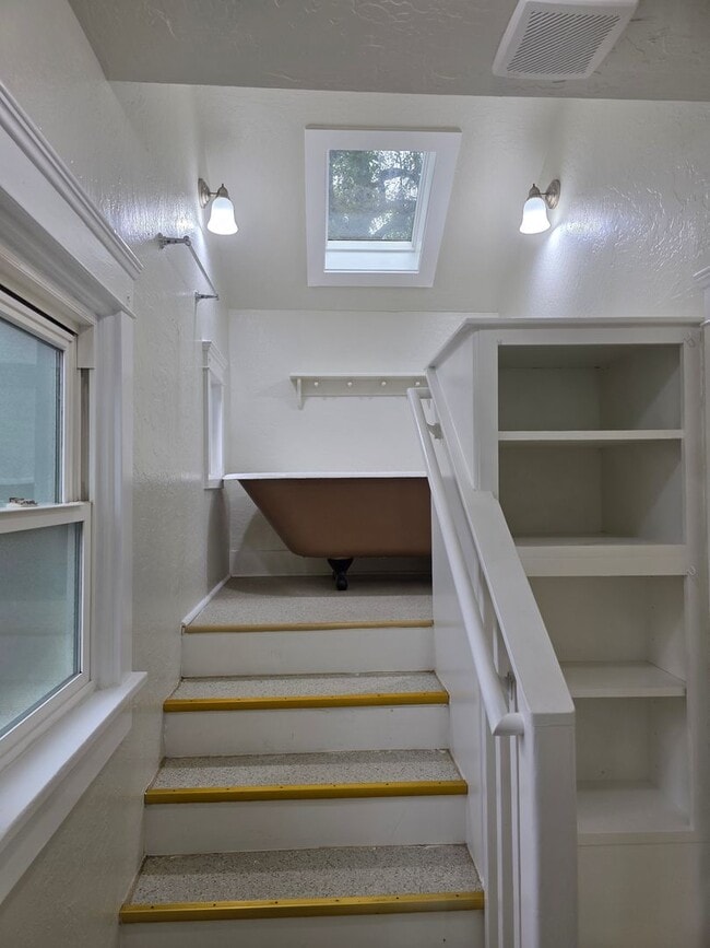 Building Photo - Charming home on quaint cul-de-sac!