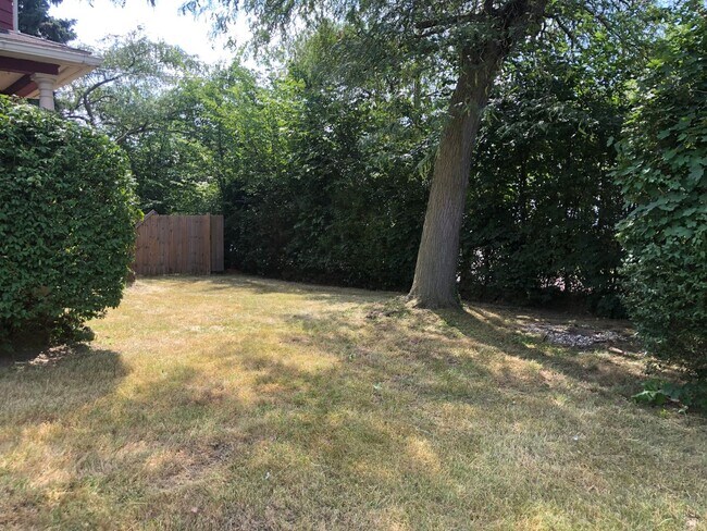 Building Photo - Section 8 Accepted! 3br/1.5ba with 2 Car G...