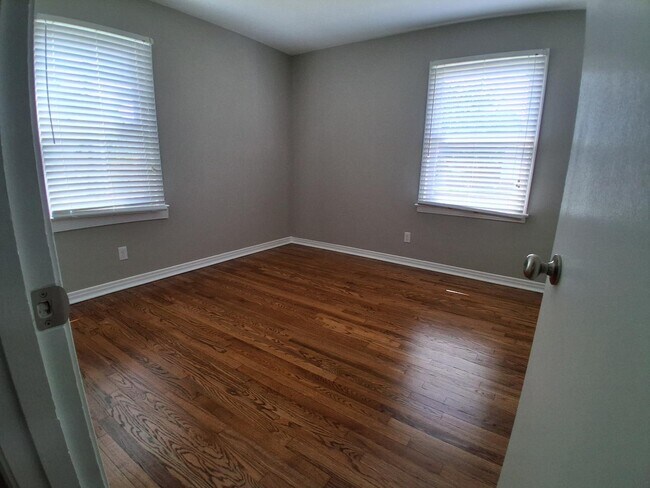 Building Photo - 1923 Woodmont Dr