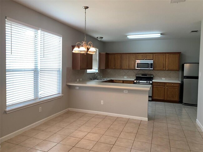 Building Photo - 1221 Mathias St