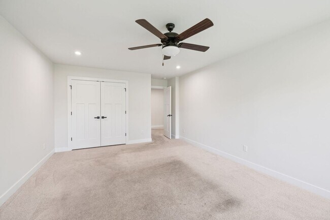 Building Photo - 5BR/3.5BA home offers stylish and function...