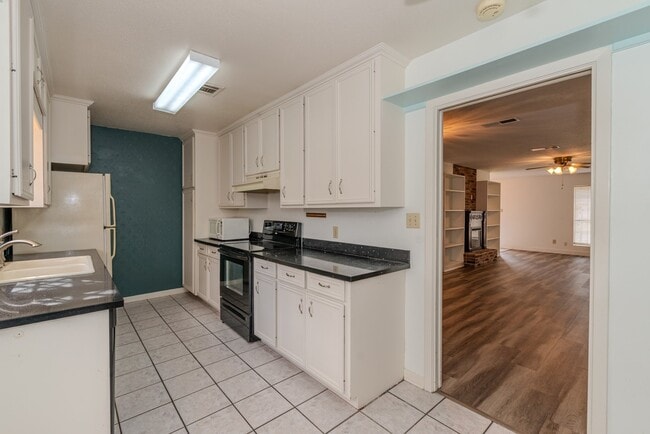 Building Photo - 5975 Meadow Way