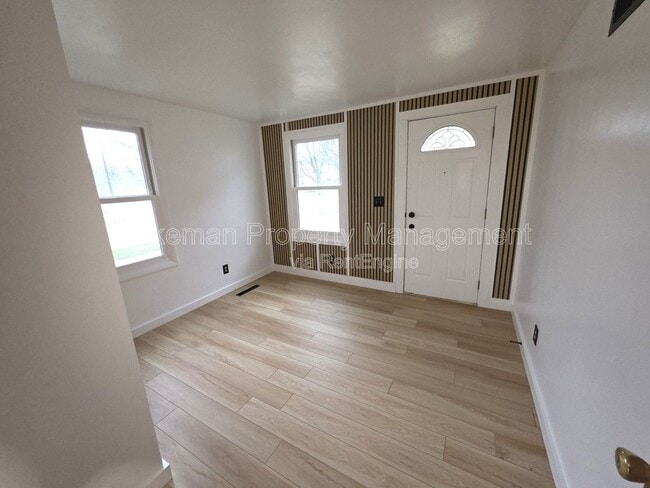 Building Photo - 822 W Main St