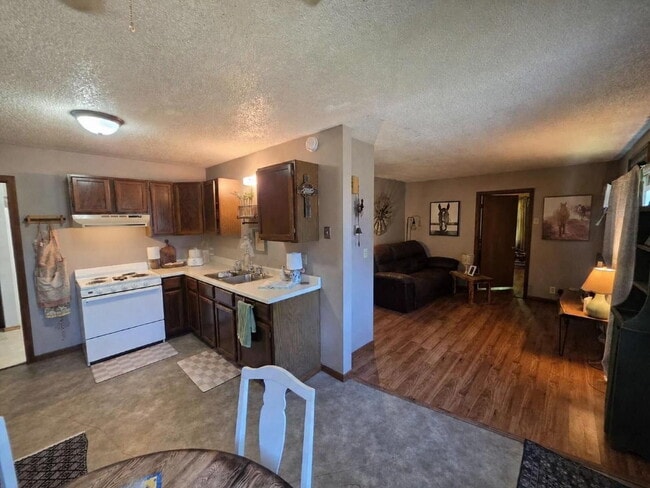 Building Photo - 2 Bedroom, 1 Bathroom with Attached Garage & Patio