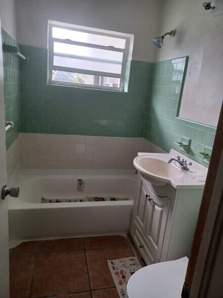 full bathroom - 4216 SW 51st St