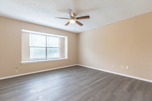 Building Photo - 5814 Pineway St