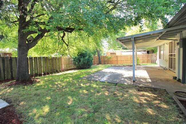 Building Photo - Cute and Ideal 3 Bedroom Ranch Style House...