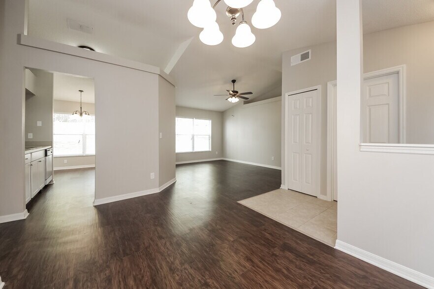 Building Photo - 12110 Woodglen Cir