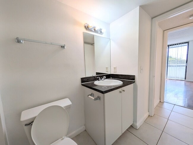 Building Photo - Spacious 2BR/2BA Residence – Great Kendall Location